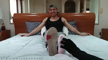 COSQUILLAS EN LOS PIES A ANGEL BROWN.webp