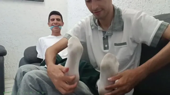 MIGUEL Y JHONY SE HACEN COSQUILLAS.webp