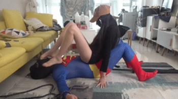 Xue'er Goddess stomps on Superman, punching and kicking, mercilessly stomping and scolding!.webp