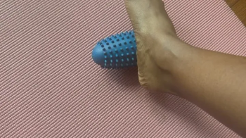 PRINCESS PEAXH STRETCHES FEET.webp
