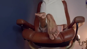 Pretty Khaleesi - Serving Dirty Feet Of Business Woman - Full - Russian Language.webp