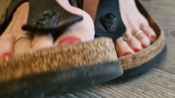 Carina play with her toes in Birkenstock Gizeh - come closer.webp