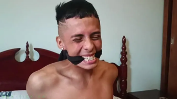 ALEJANDRO HACE COSQUILLAS A OSKII.webp