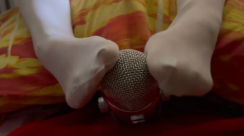 MASTURBO IL MICROFONO CON I MIEI PIEDI - ASMR RELAX ASCOLTA IL SUONO.webp