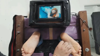 Amanda in 30 minutes intense soles tickling on the stock.webp