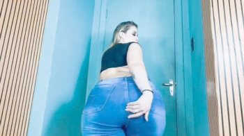 ROTTEN FARTS IN MY TIGHT JEANS WITH MY MONSTER ASS - BY ROSALIA PEACH - CLIP 3.webp