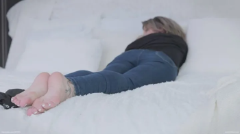 Tattoed baddie shows her soles.webp