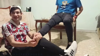 ANDREWS HACE COSQUILLAS A CARLO.webp