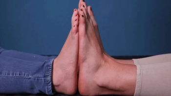 Big size difference - Cathy vs Nyra foot compare.webp