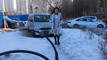 Chinese girl tickles outdoors in winter when it's too cold.webp