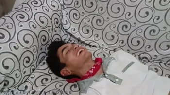 TIMON HACE COSQUILLAS A HECTOR.webp