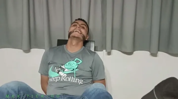 COSQUILLAS ENTRE TRES CHICOS.webp