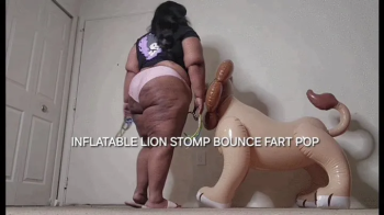 INFLATABLE LION STOMP BOUNCE FART POP.webp