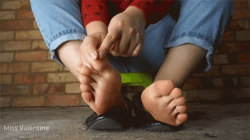Tiny men have to worship my big Giantess feet MP4 HD.webp