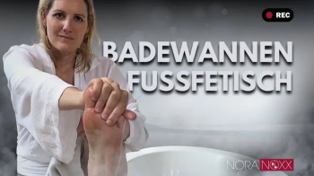 Wunderschöne Füße in der Badewanne.webp