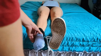 Mich es atada a la cama y cosquilleada en sus pies.webp