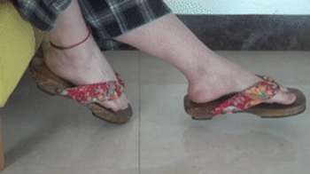 Qianqian Goddess's beautiful feet seduce you, playing with her feet to seduce you!.webp
