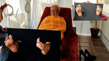 Alicia le hace mucha cosquillas en los pies a Angelin (1).webp