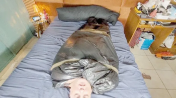 FARTING ON MY CHEATING BOYFRIEND STUCK IN THE BAG - BY BABE - CLIP FULL.webp
