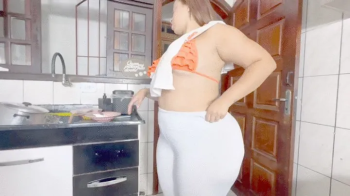 FARTING AND ORGANIZING THE KITCHEN FOR A ROMANTIC DINNER WITH THE SCENT OF FARTS - BY ROSALIA PEACH - CLIP 1.webp