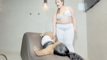 THE POWERFUL BRITNEY FARTING ON THE DWARF ON THE HARD ARMCHAIR - BY BRITNEY HUNTER AND ANANZINHA - CLIP FULL.webp