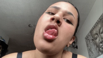 1080P Giantess like to make dicks hard with her big lips.webp
