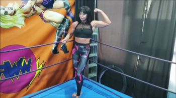 Reversed head scissors match by female bodybiulder.webp