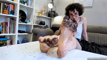 Maggie- footjob con i piedi sporchi - Maggie- dirty feet footjob.webp