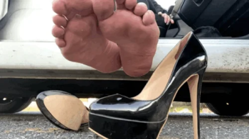 Giantess crushing games barefoot and heels outdoor.webp
