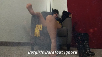 Batgirl barefoot Ignore 02.webp