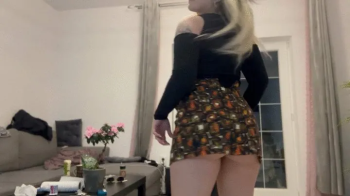 Hot blonde latina twerkingg and fartingg in skirt close-up'.webp