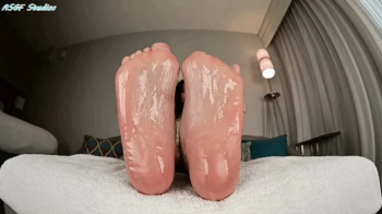 Diva's JUICY BIG SOLE SHOW! SUPER OILY! - MP4.webp