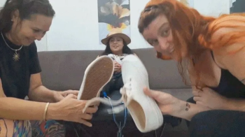 Susu has bad smelly feet, so tickle her feet!.webp