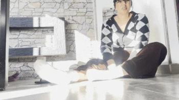 Giantess let little men worship her feet.webp