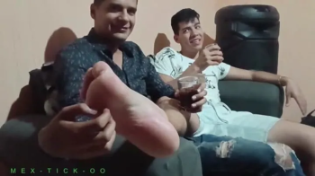 ORLANDO HACE COSQUILLAS A MARIO.webp
