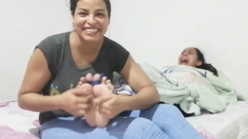 Surprise! When Dori Eli's Feet Became the Center of Laughter.webp