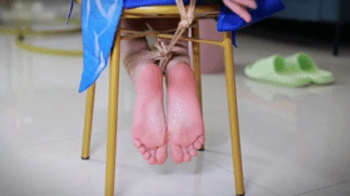 xy313-A pair of beautiful bare feet are suspended under the seat.webp