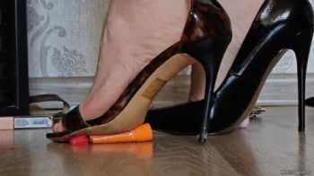 Unaware Giantess Getting Ready Make up Crush.webp