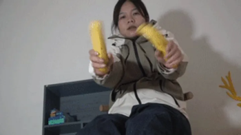 Qianqian Goddess's beautiful feet are on bananas, dirty feet!.webp