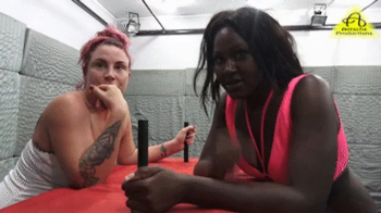 Armwrestling Isabel vs Nairobi.webp