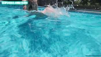 Pool Underwater Wrestling Andi v Riann mobile.webp