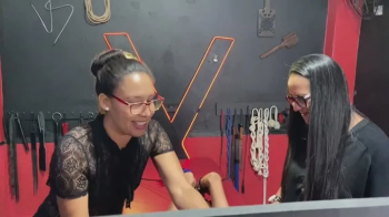 Serena imobilizada por duas Rainhas malvadas.webp
