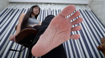 Sexy Asian girl Linlin showcases her sexy 39EU big feet5 HD.webp
