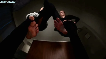 GIANT BLONDES trample you flat!- MP4.webp