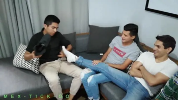CUATRO CHICOS SE HACEN COSQUILLAS.webp