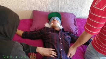 COSQUILLAS A PHILL ATADO EN LA CAMA.webp