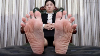 Asian young woman Zhang Zhang shows off her sexy little feet4 HD.webp