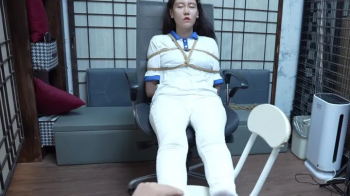 Massage de mes pieds par le petit puceau 4K ST.webp