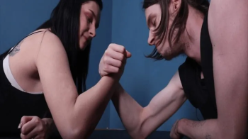 Big Sister vs Little Bro Armwrestling.webp