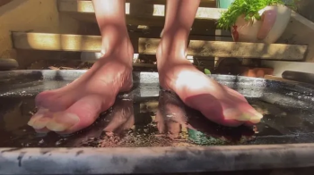 Dpfeet - Bare feet walk right into sticky superglue trap.webp